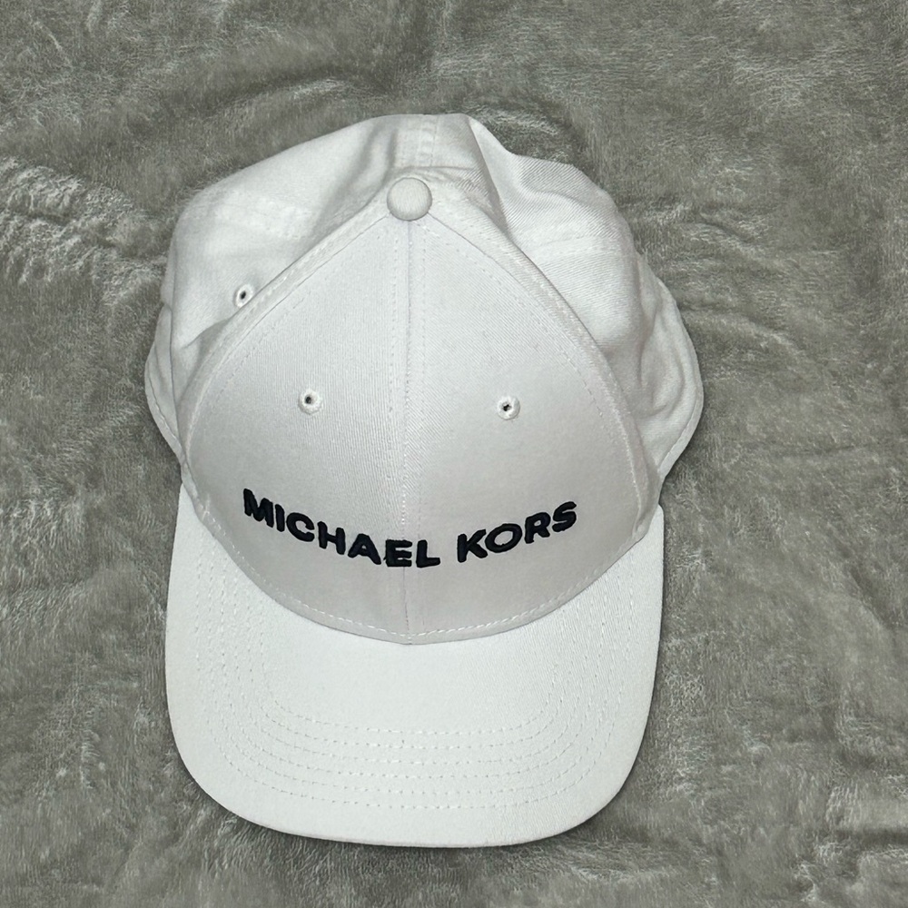 Michael Kors Mens White Cotton Embroidered Logo Snapback Cap
Hat Flat Brim